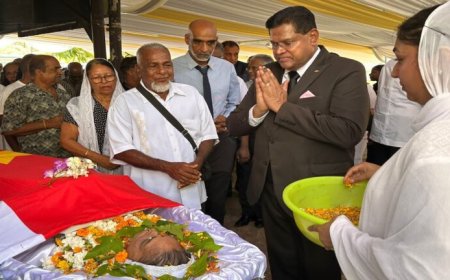 Oud-president Santokhi eert Marijke Djwalapersad tijdens uitvaartdienst