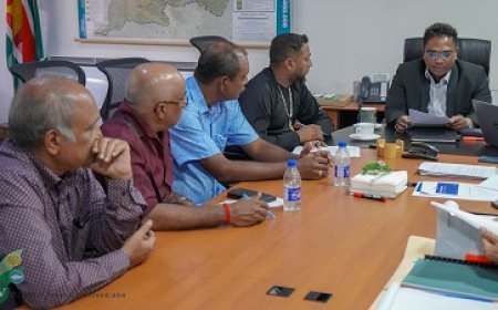 Minister Noersalim en padieboeren in overleg