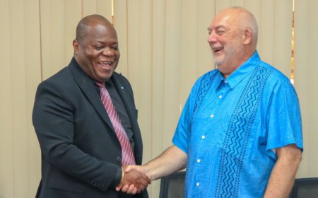 Minister Bee ontvangt ICT-consultant voor presentatie digitalisering