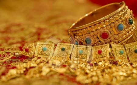 Geld en sieraden in beslag genomen bij arrestatie juwelier; onderzoek loopt