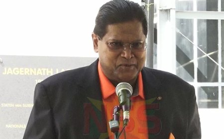 Santokhi kondigt terugkeer aan in DNA: Volksbelang blijft centraal