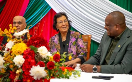 President Simons laat traantje bij Surinaams volkslied tijdens ontmoeting diaspora in New Yor