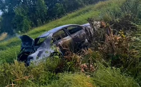 Auto brandt volledig uit na verkeersongeval in Wanica