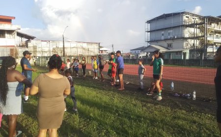Jonge atleten trainen door tijdens vakantie