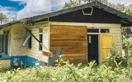 Lekkende daken, rot en stank: leerkrachten in Brokopondo wonen in erbarmelijke omstandigheden