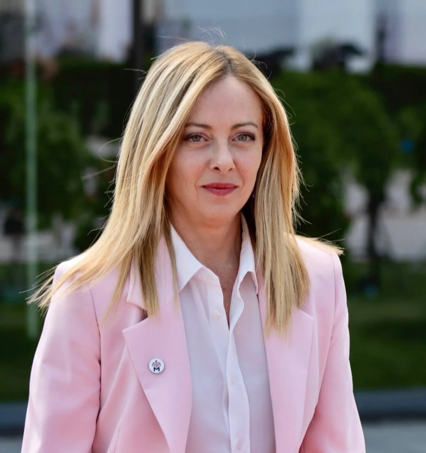 Italiaanse premier Meloni walgt van nepfoto’s van haar en anderen op pornosite