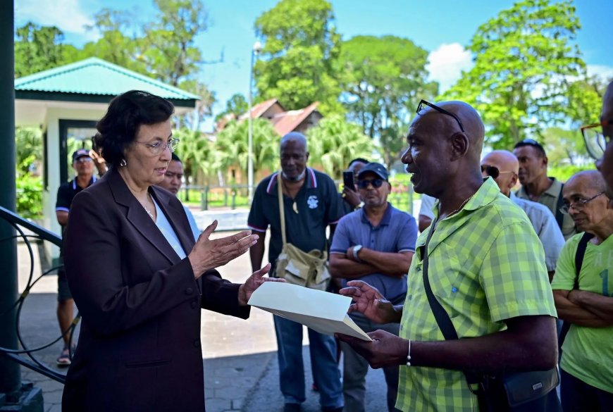 President ontvangt petitie van leden Pensioenfonds Alcoa