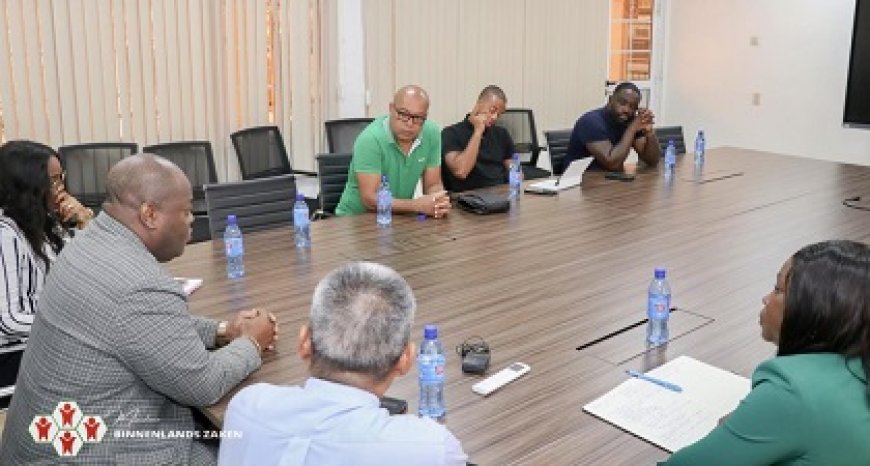 BIZA en Surinaamse Voetbalbond overleggen over paspoortzaken Nationaal Elftal