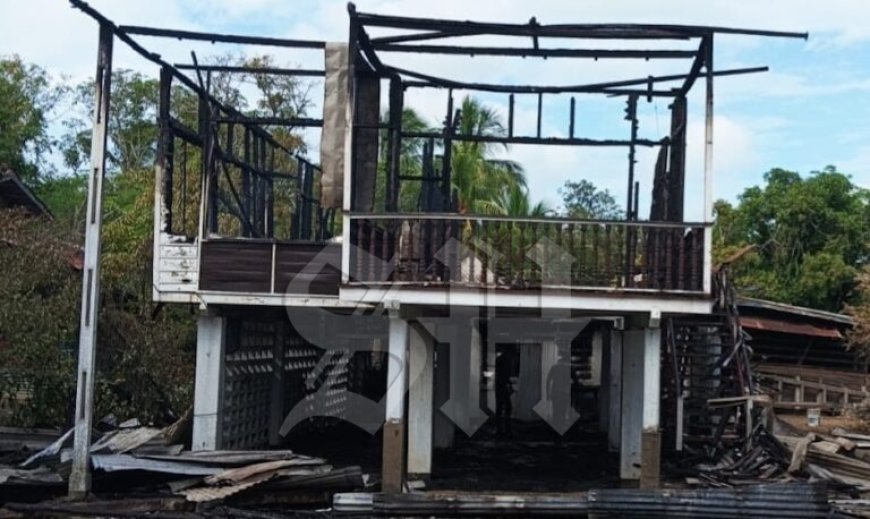 Hoogbouwwoning in vlammenzee in Nickerie