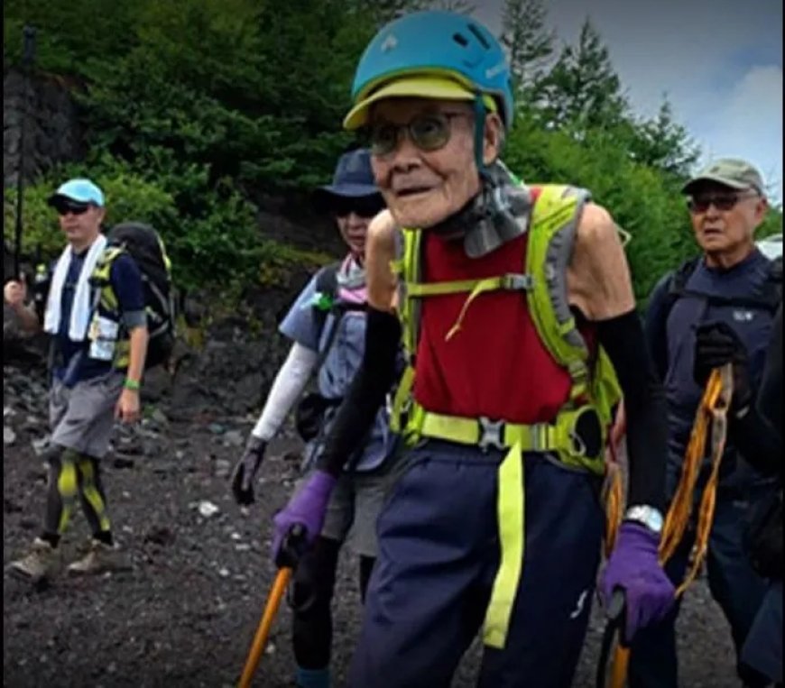 102-jarige Japanner schrijft geschiedenis op Mount Fuji