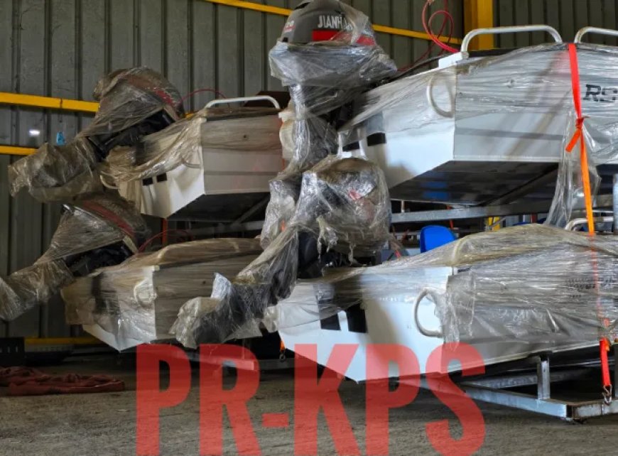 Politie neemt in opdracht van OM 5 aan LVV geschonken ‘Aid China’ boten in beslag in loods in