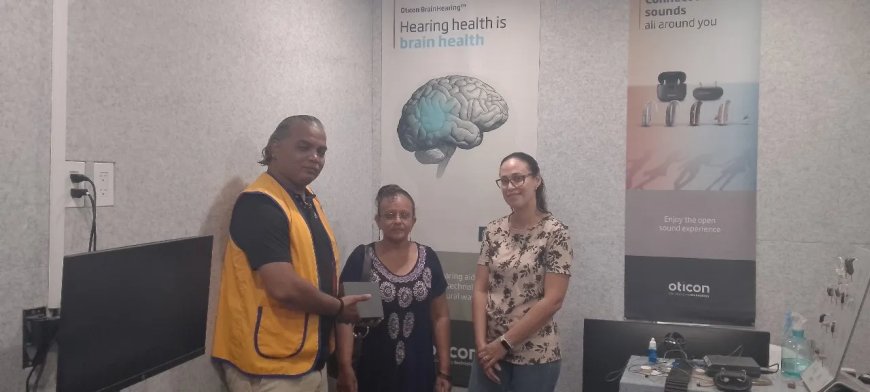 LC Parwani schenkt gehoor apparaat aan mevrouw Bhairo