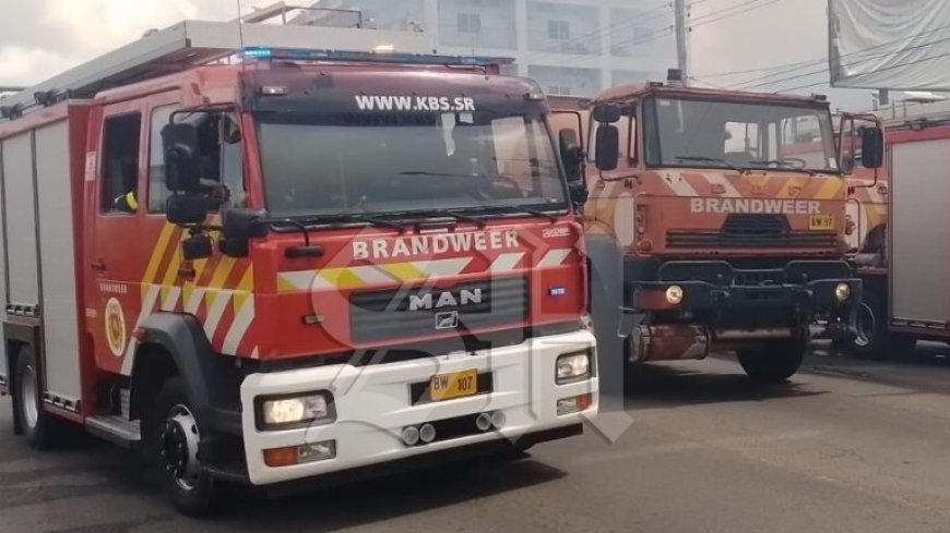 Garagebrand verwoest voertuigen