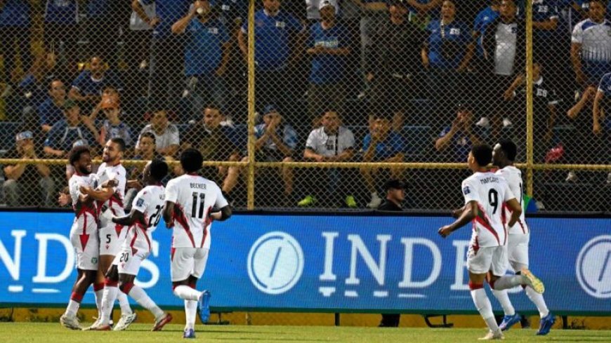 Verkleind veld en racistische leuzen: