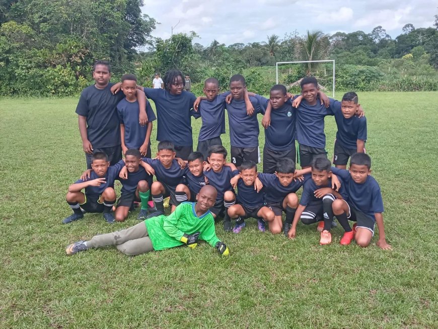 Jongeren eisen velden om te sporten – De overheid en stichtingen falen