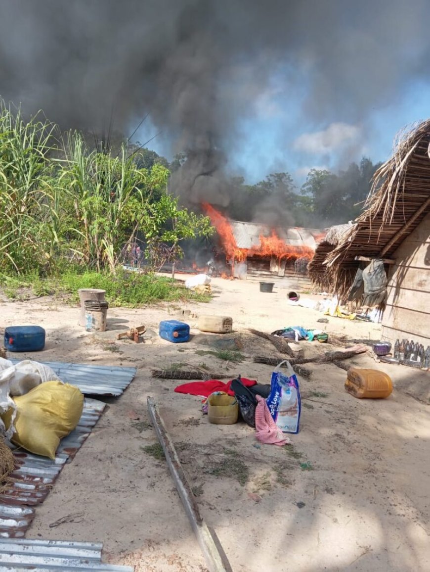 Pick-up met brandstof vat vlam in Brokopondo — twee woningen verwoest