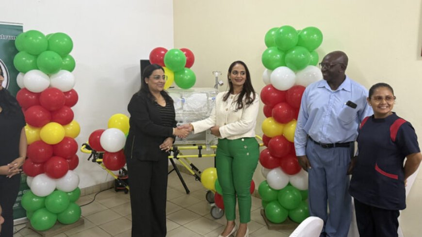 DSB schenkt transportcouveuse aan Mungra Medisch Centrum