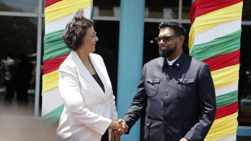 Guyanese president Irfaan Ali aangekomen in Suriname voor overleg