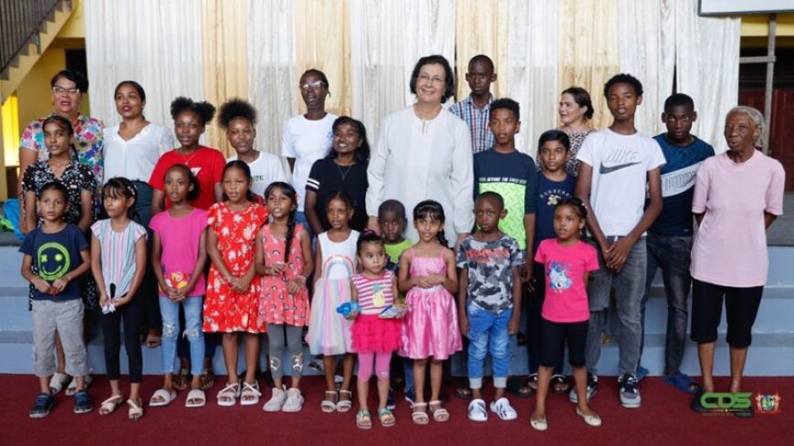 President met schoolspullen, snacks en geld naar kindertehuizen Open Poort en Gaytrie