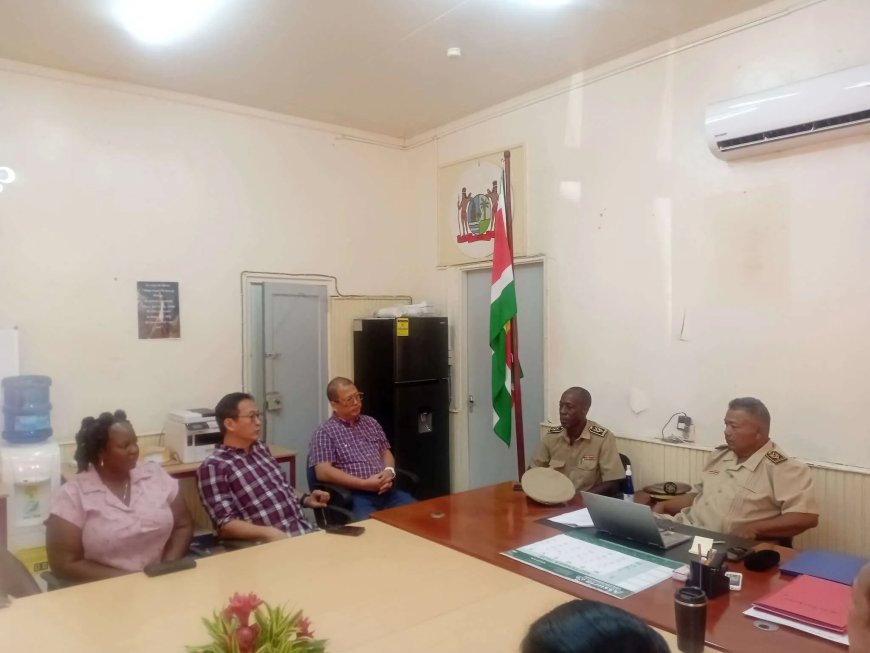 Minister Stephen Tsang brengt kennismakingsbezoek aan Coronie