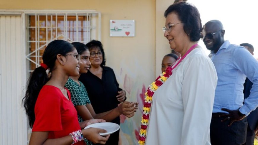 President Simons bezoekt kindertehuizen Open Poort en Gaytrie in Nickerie