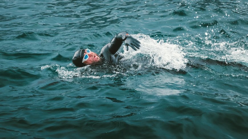 Opmerkelijk – Brit Ross ‘Thor’ Edgley zwemt als eerste mens rondje om IJsland: 