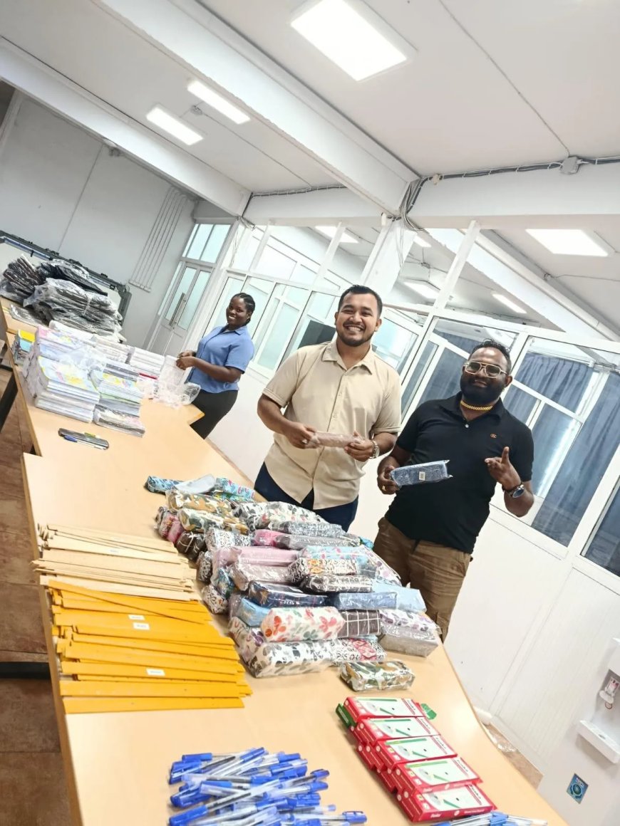 Stichting Social Caring Organization Suriname deelt ruim 100 schoolpakketten uit
