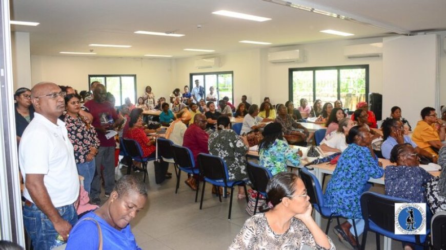 Meer dan 100 oud-leerkrachten aanwezig bij overleg met minister Currie