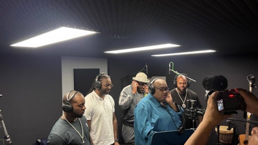 Bryan B. vereerd om 50 jaar Srefidensi-song te vertolken