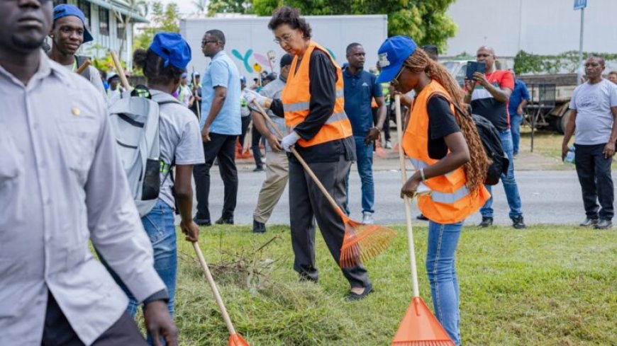 President Simons helpt mee bij Krin Kondre-project