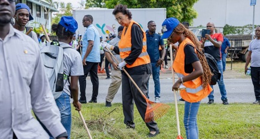 Krin Kondre-project start met 750 studenten; president helpt schoonmaken