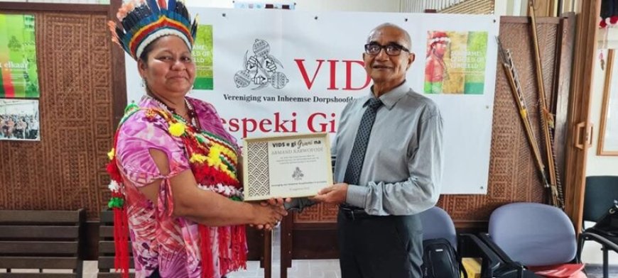 Medeoprichter Vids Armand Karwofodi naar laatste rustplaats