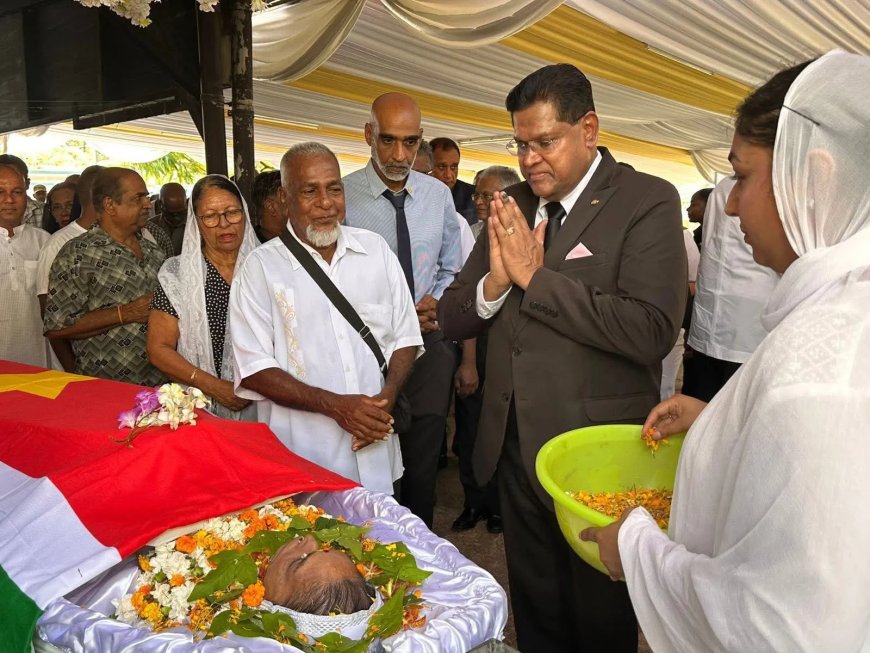 Santokhi eert Indra Djwalapersad