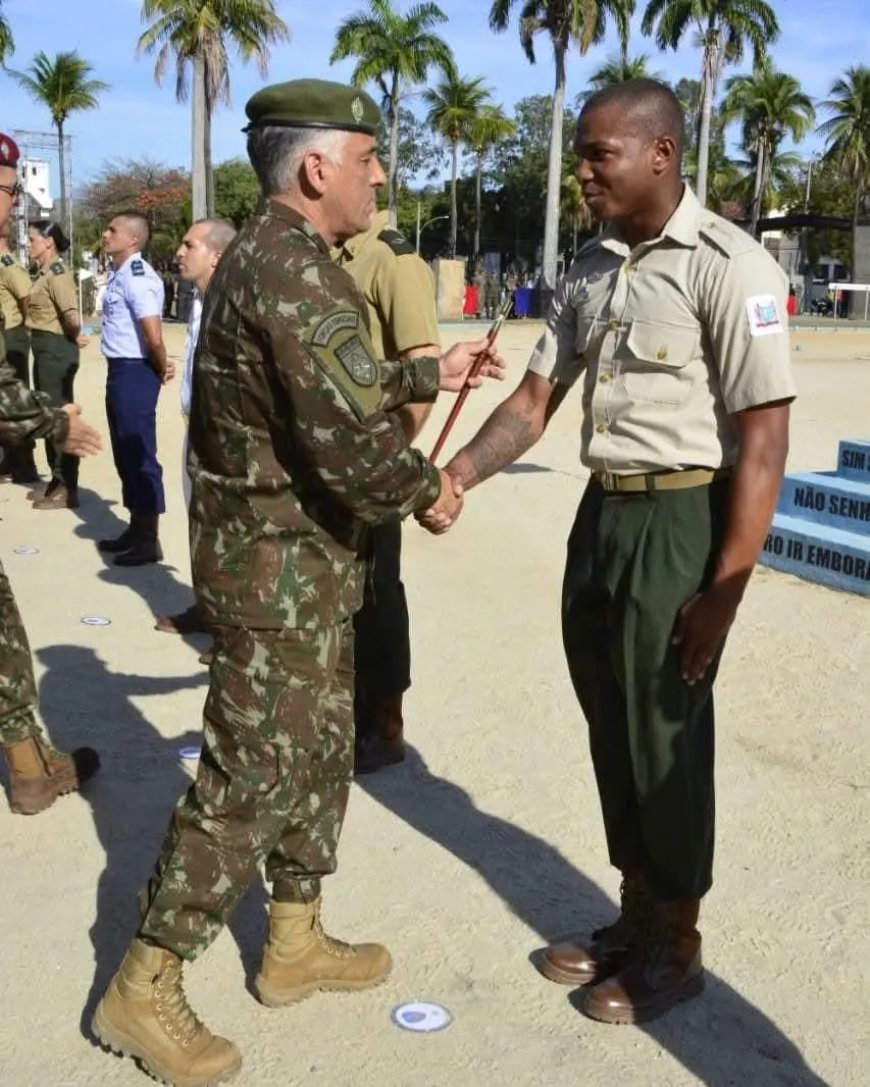 Surinaamse luitenant ontvangt ‘Zilveren Vleugels’ in Brazilië