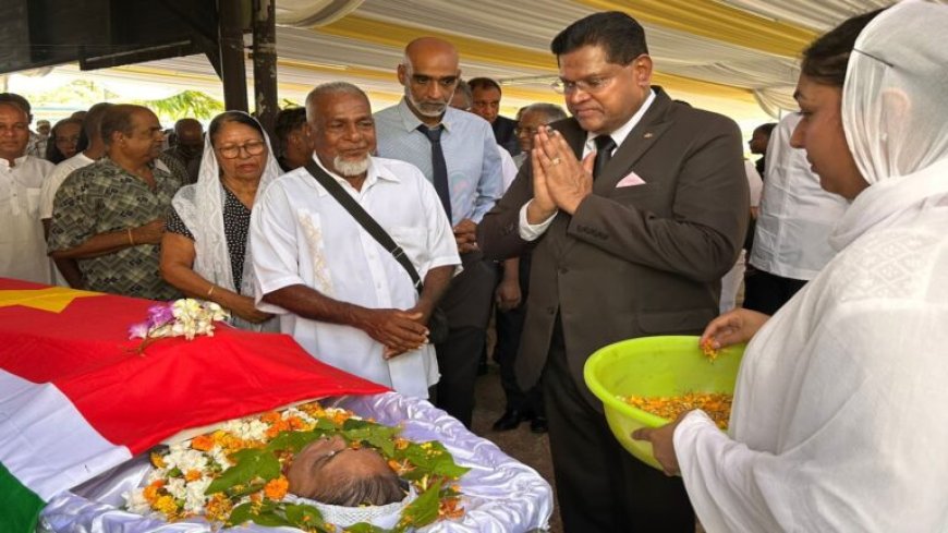 Oud-president Santokhi eert Marijke Djwalapersad tijdens uitvaartdienst