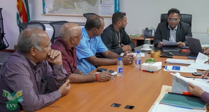 Minister Noersalim en padieboeren in overleg