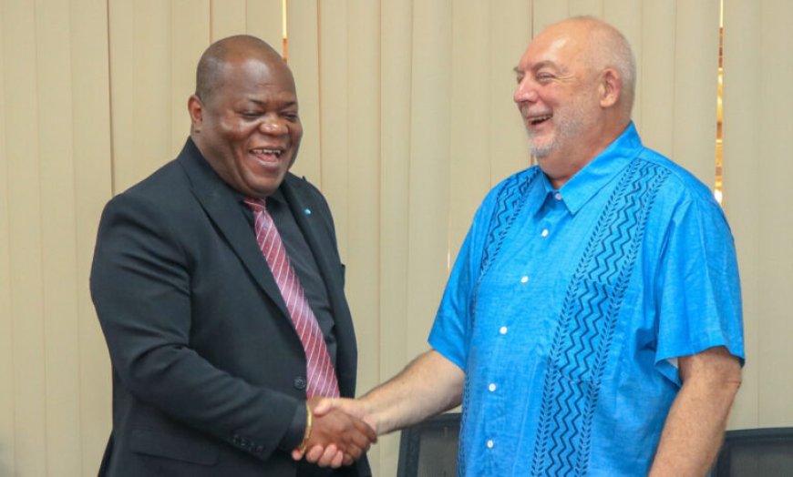 Minister Bee ontvangt ICT-consultant voor presentatie digitalisering