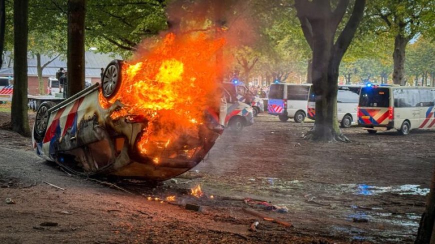 Rellen in Den Haag: ruiten kantoor oppositiepartij ingegooid en politieauto in brand gestoken