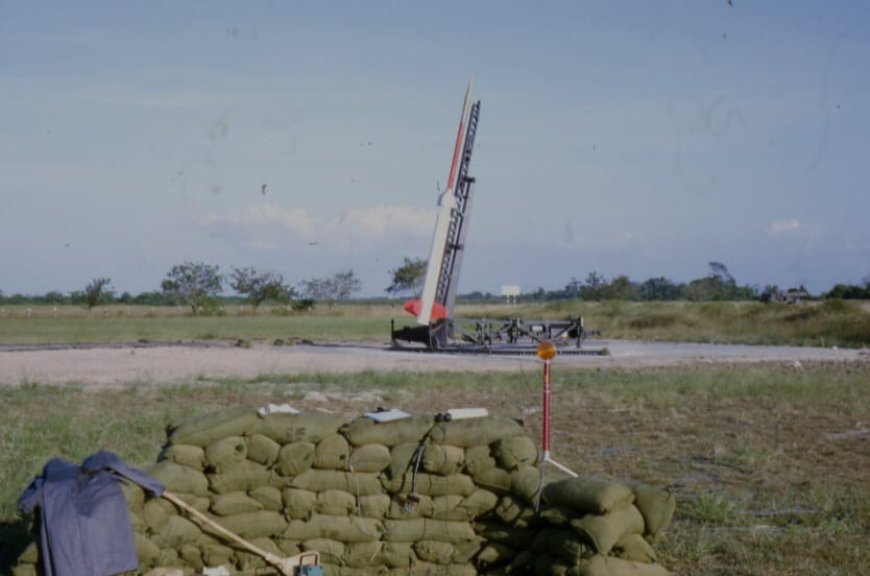 Amerikaanse ambassade eert Coronie met raketmodel