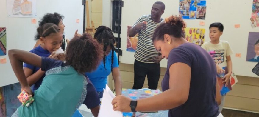 Kinderen reageren enthousiast op vakantieproject Nola Hatterman Academy