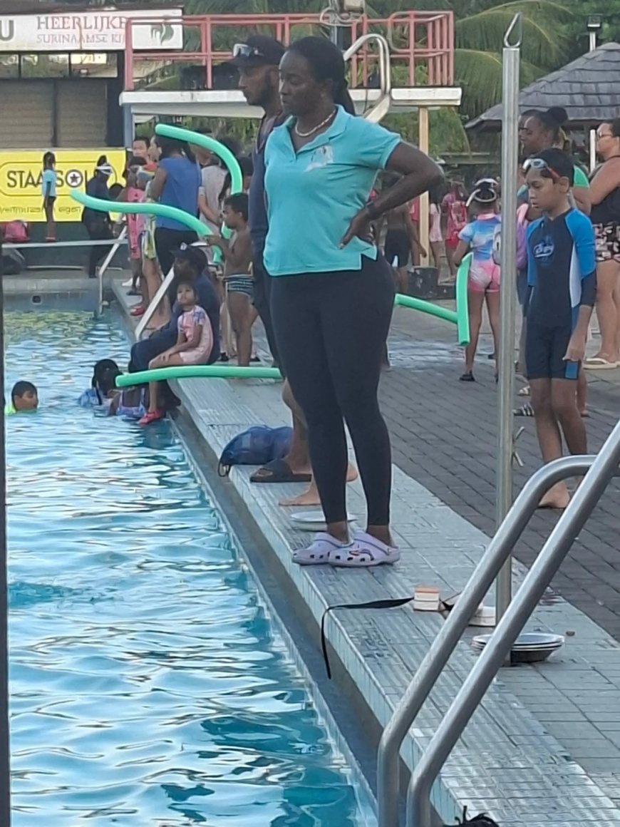 Spetteren en zwemmen in de vakantie – Tijd om het schoolzwemmen weer in te voeren