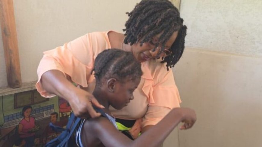 Sozavo ondersteunt kinderen met schooltassen