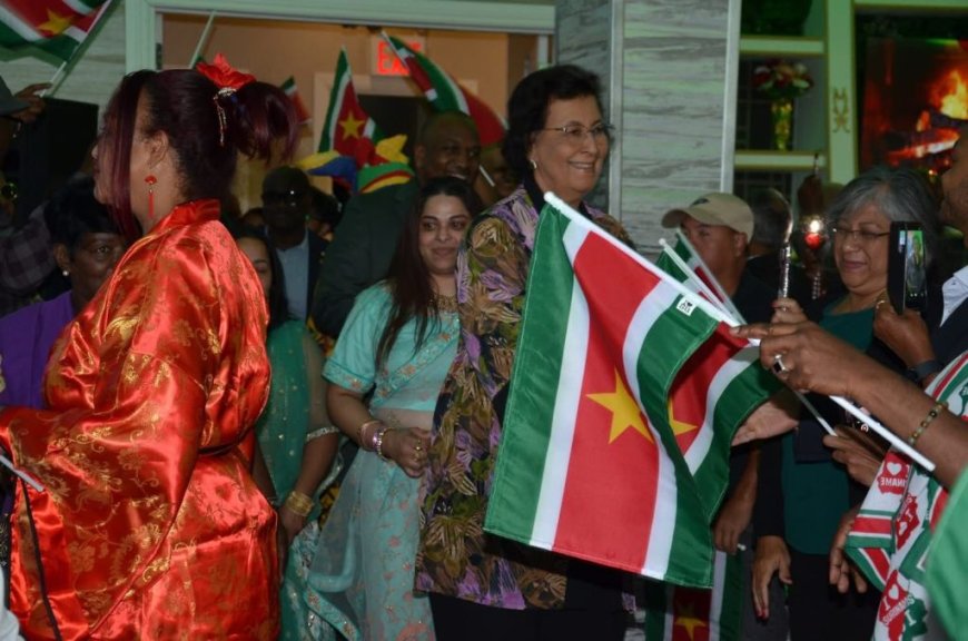 President warm ontvangen door diaspora in VS; raakt emotioneel bij volkslied