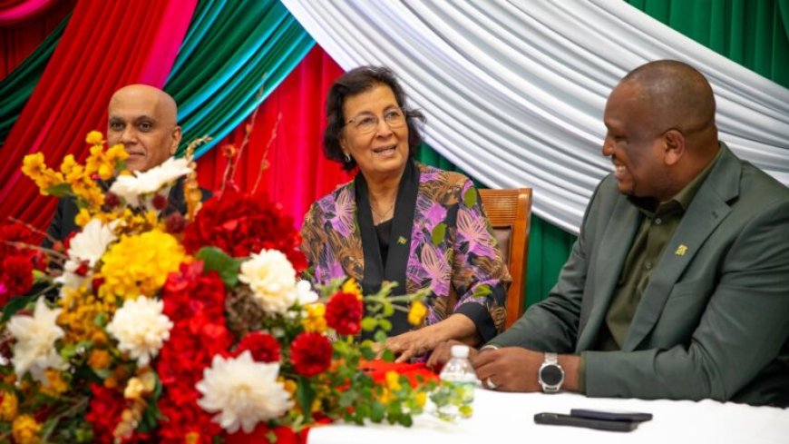 President Simons laat traantje bij Surinaams volkslied tijdens ontmoeting diaspora in New Yor