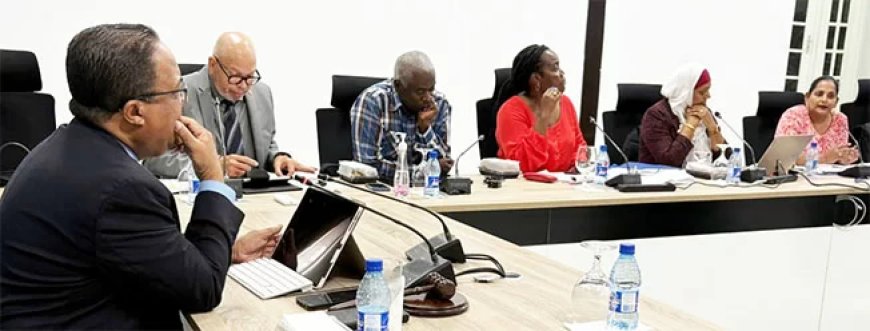 Rusland en Currie bespreken voorbereiding nieuw schooljaar