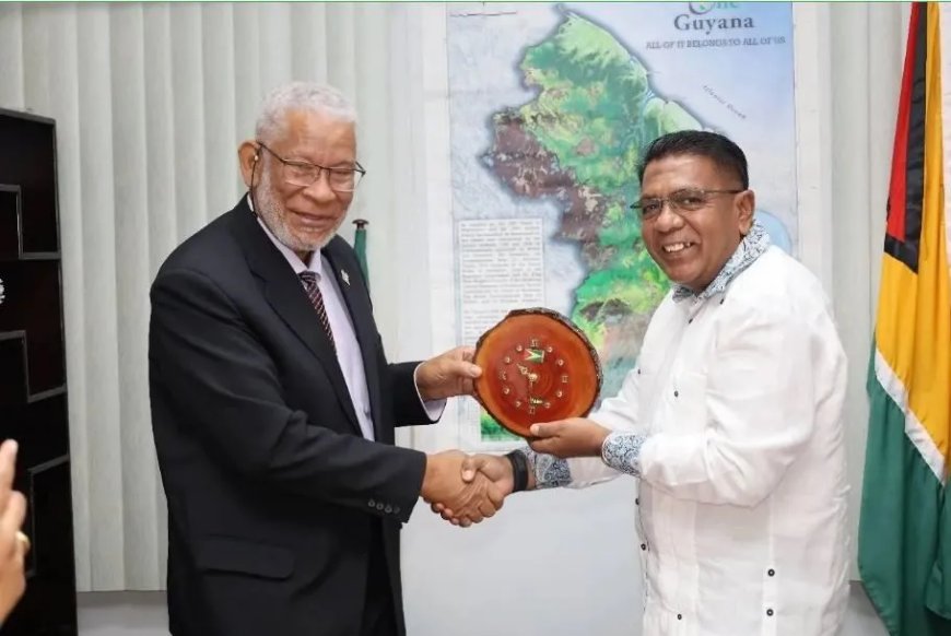 Glenn Geerlings onverwacht in Guyana – fotomoment zorgt voor gefronste wenkbrauwen