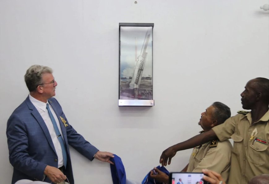 VS schenkt Coronie replica van historische raket