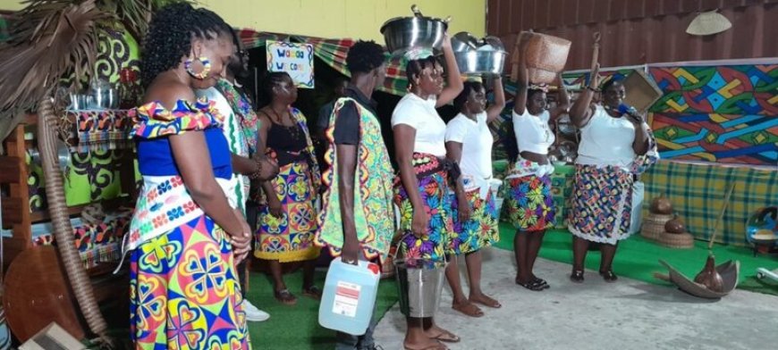 Pakaa-demonstratie belicht stappen traditioneel Saamaka-huwelijk: ‘Veel meer dan overdracht v