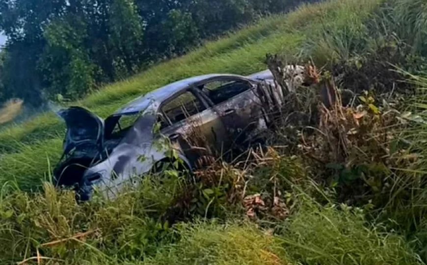 Auto brandt volledig uit na verkeersongeval in Wanica