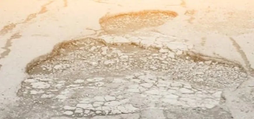 Weggebruikers klagen over diepe kuilen in wegen in Saramacca